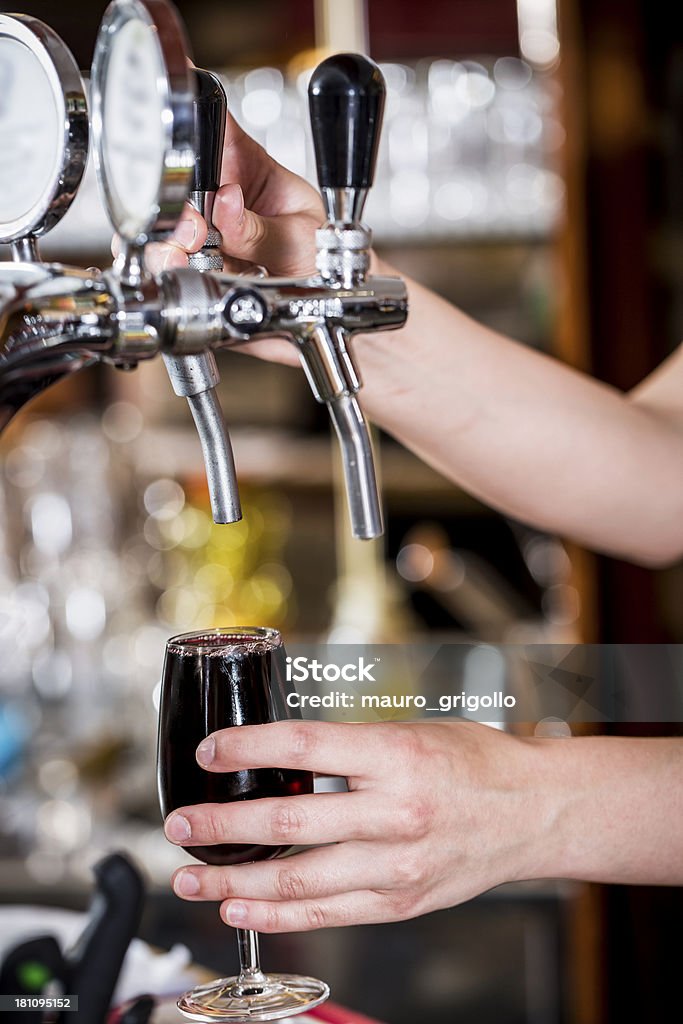 Barkeeper Füllung Rotwein - Lizenzfrei Alkoholisches Getränk Stock-Foto