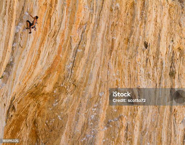 Kobieta Rockclimbing - zdjęcia stockowe i więcej obrazów Abseiling - Abseiling, Aktywny tryb życia, Alpinizm