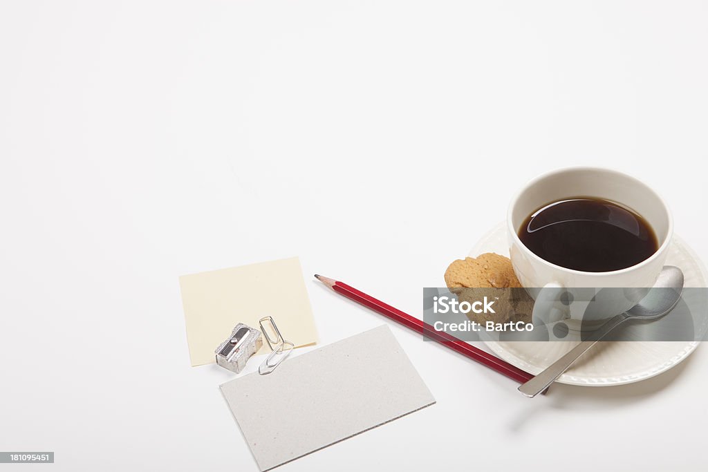 Kubek na kawę i ciastko w materiały biurowe - Zbiór zdjęć royalty-free (Aranżacja)