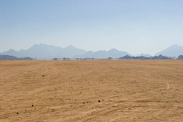 mirage - heat haze illusion desert heat foto e immagini stock