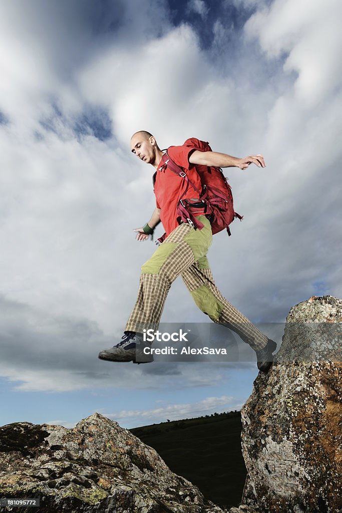 Da hiking saltare - Foto stock royalty-free di A mezz'aria