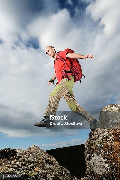 Da Hiking Saltare - Fotografie stock e altre immagini di A mezz'aria - A mezz'aria, Adulto, Allerta