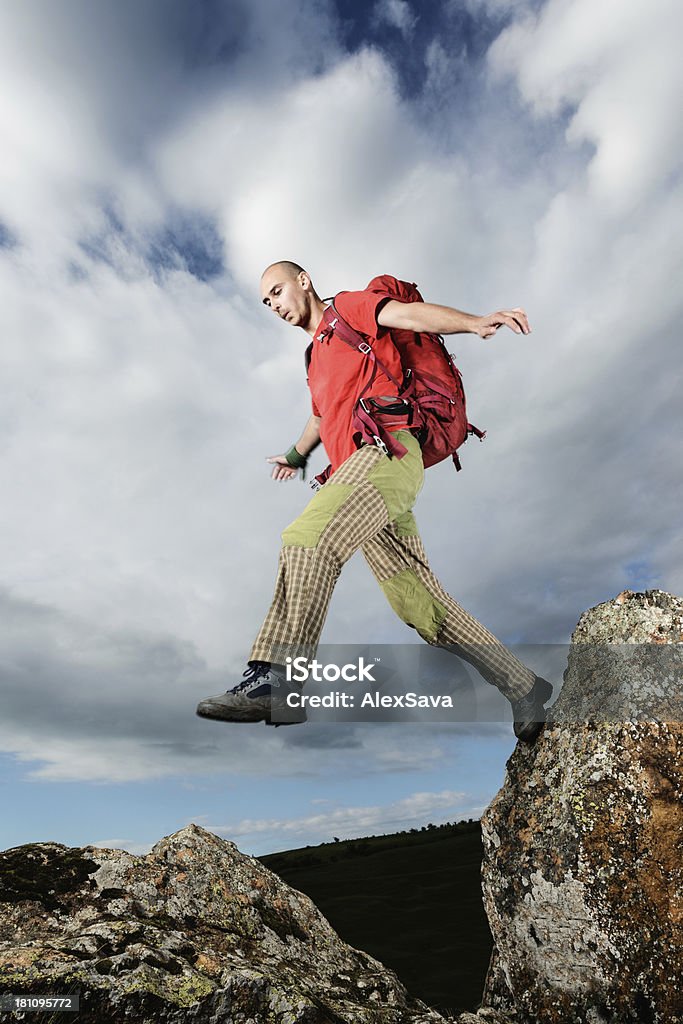 Hiker прыжки - Стоковые фото 30-39 лет роялти-фри