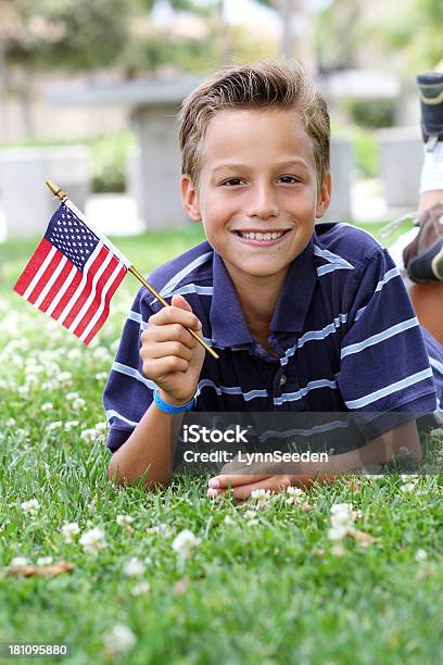 Photo libre de droit de Garçon Avec Drapeau Américain Patriotique banque d'images et plus d'images libres de droit de 4 juillet - 4 juillet, Adolescent, Blanc