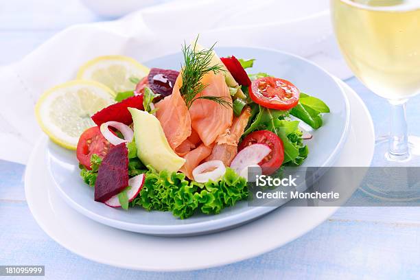 Köstliche Salat Mit Geräuchertem Lachs Und Weißwein Stockfoto und mehr Bilder von Abnehmen