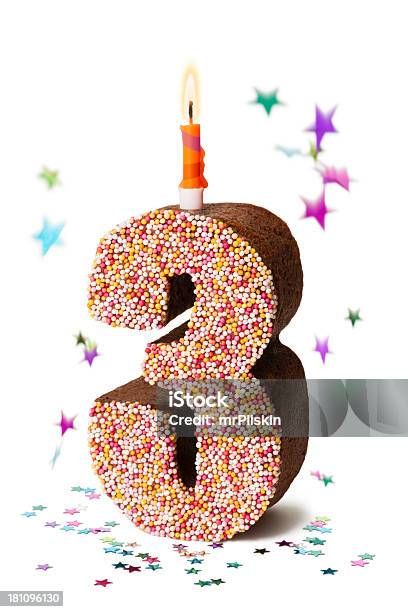 번호 3 초콜릿 생일 케이크 해변에서 캔들 라이트 0명에 대한 스톡 사진 및 기타 이미지 - 0명, 3, 개념