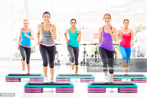 Aula De Fitness Fazendo Aeróbica Exercícios No Clube De Saúde - Fotografias de stock e mais imagens de Aeróbica