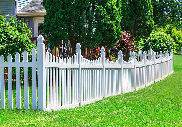 istock New White Vinyl Fence 181096309