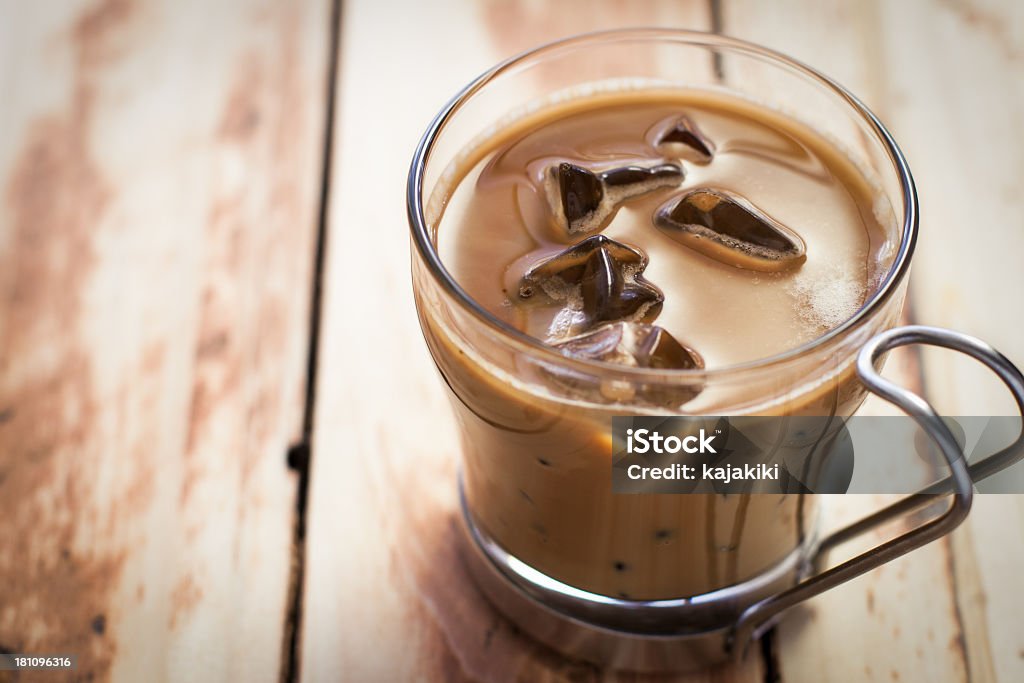 Café con hielo en metal y vidrio capuchino cup - Foto de stock de Café con leche libre de derechos