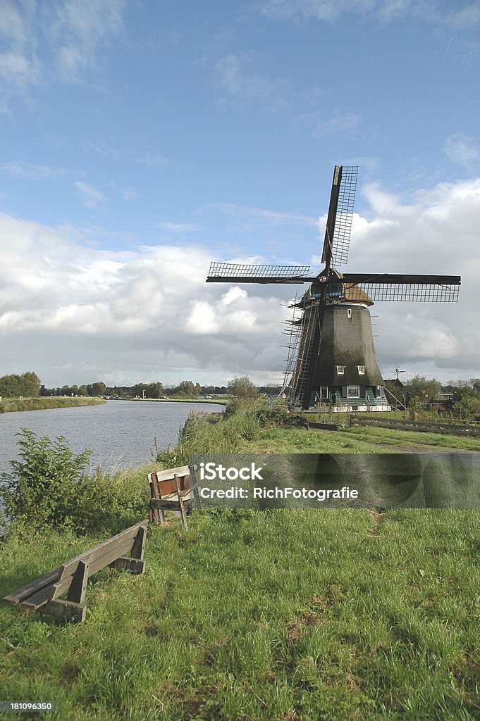 Holländische Windmühle neben dem Kanal - Lizenzfrei Aufregung Stock-Foto
