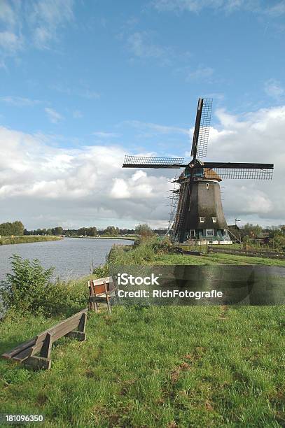 Dutch Windmill Junto A Un Canal Foto de stock y más banco de imágenes de Aspirar - Aspirar, Barco de remos, Bomba de aire