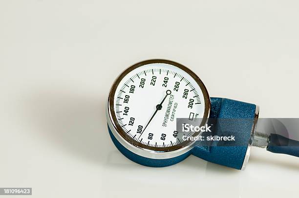 Sphygmomanometer Sobre Fondo Plano Foto de stock y más banco de imágenes de Artículo médico - Artículo médico, Dial, Fotografía - Imágenes