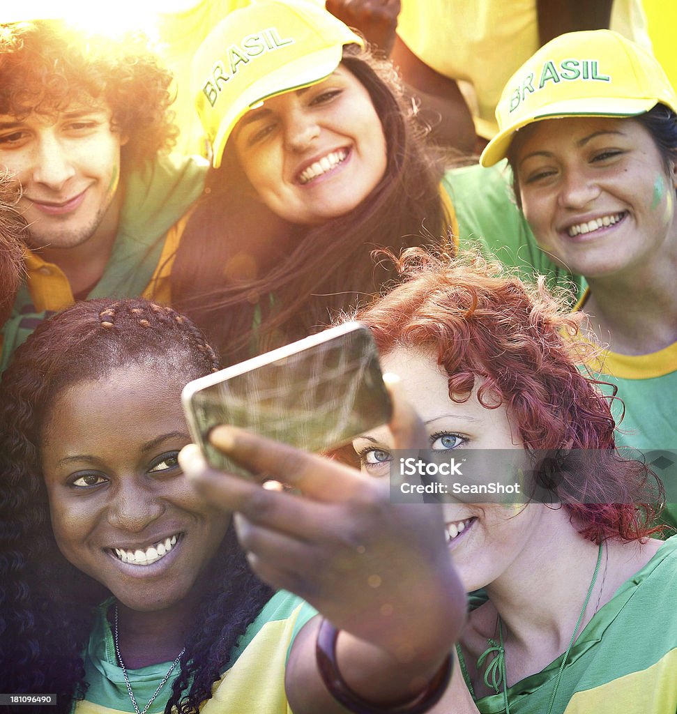 Brésilien heureux supporters de prendre une Photo avec un téléphone Mobile - Photo de Fan libre de droits