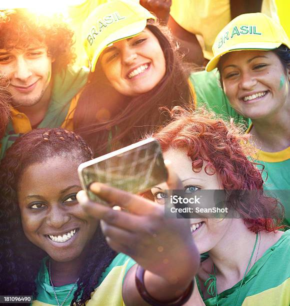 Photo libre de droit de Brésilien Heureux Supporters De Prendre Une Photo Avec Un Téléphone Mobile banque d'images et plus d'images libres de droit de Fan