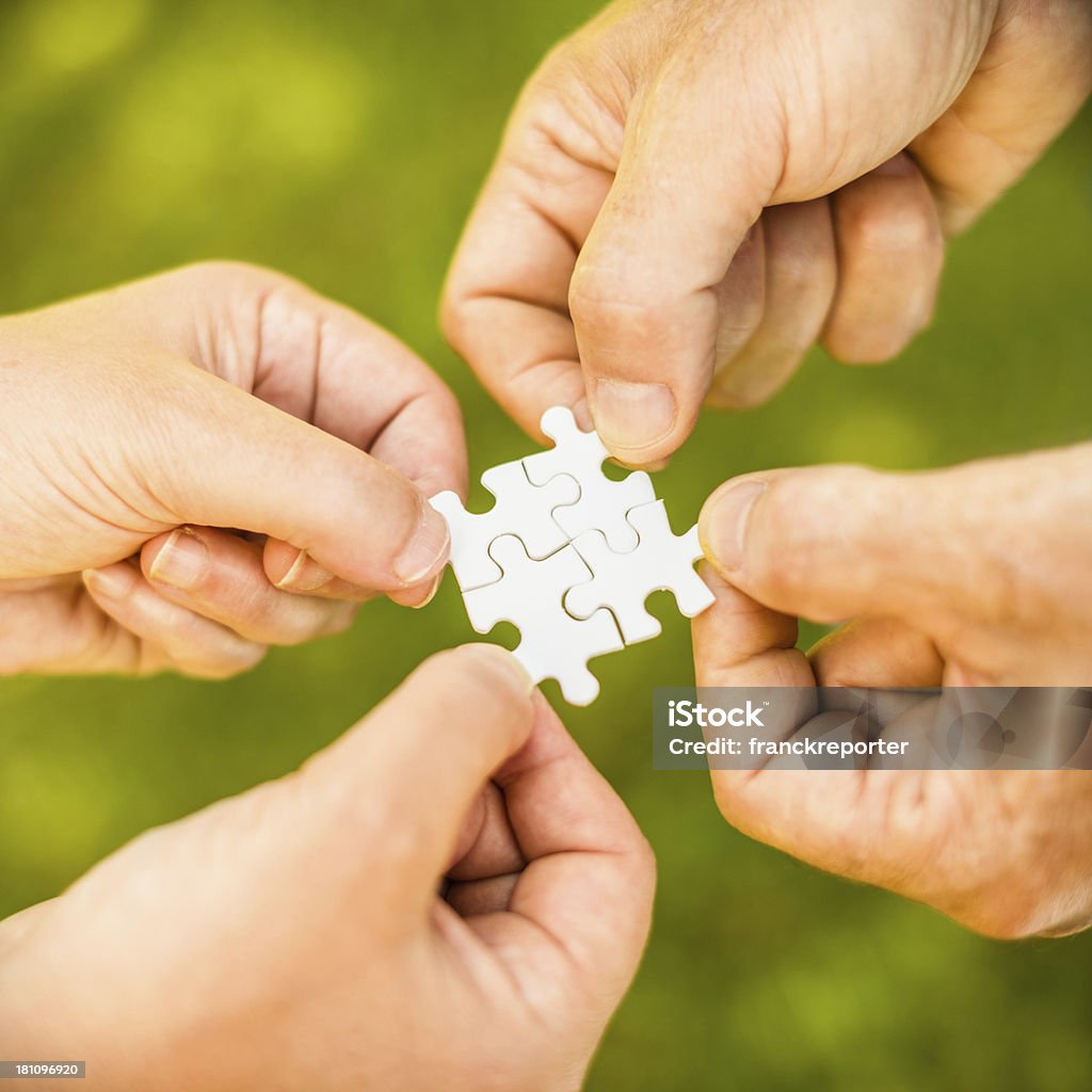 Puzzle di squadra - Foto stock royalty-free di Mani incrociate