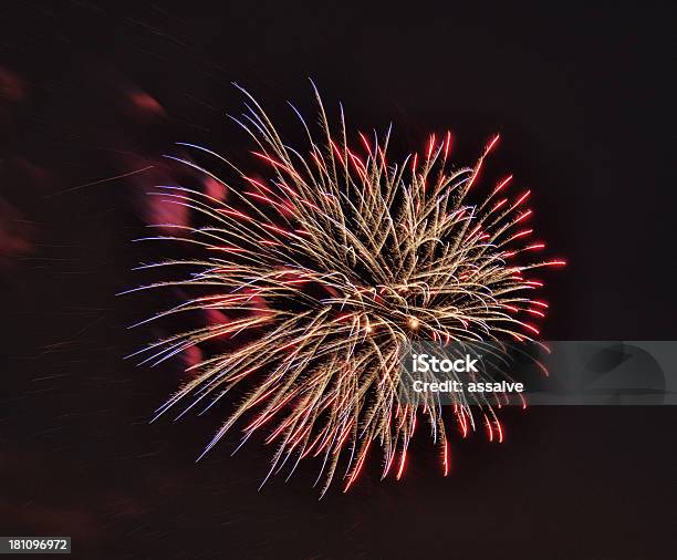 Enorme Di Fuoco Dartificio - Fotografie stock e altre immagini di Notte - Notte, Petardi casalinghi, Arancione