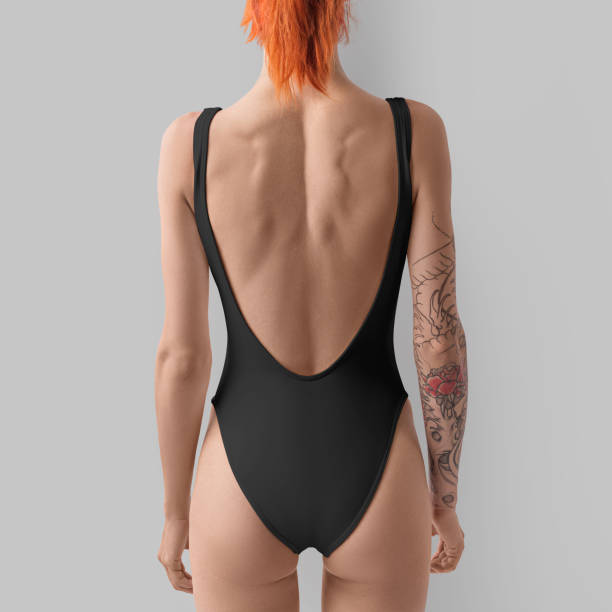 mockup di un costume da bagno sportivo nero su una ragazza snella dai capelli rossi, costumi da bagno da donna per design, patten, branding. - body shape foto e immagini stock