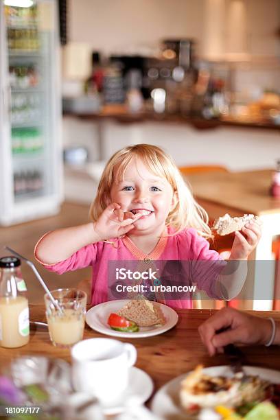 Essen Im Café Stockfoto und mehr Bilder von Bartresen - Bartresen, Blick in die Kamera, Blondes Haar