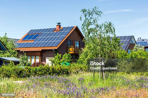 Häuser Mit Solarzellen Stockfoto und mehr Bilder von Sonnenkollektor - Sonnenkollektor, Solarkraftwerk, Sonnenenergie