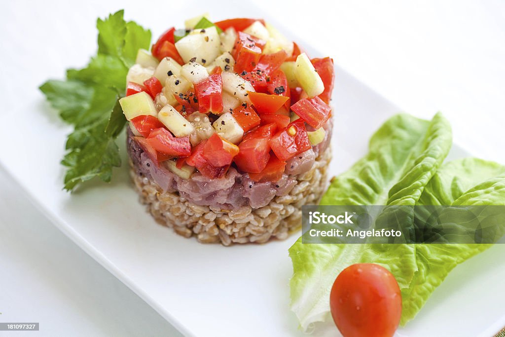 Rohe Thunfisch-Tatar mit Gemüse und Dinkel - Lizenzfrei Bildschärfe Stock-Foto