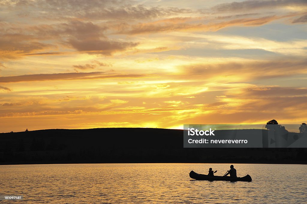 Silhouette di due persone in kayak - Foto stock royalty-free di Acqua