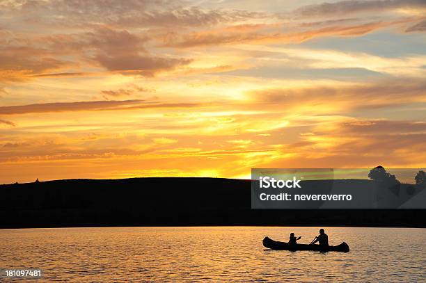 Silhouette Di Due Persone In Kayak - Fotografie stock e altre immagini di Acqua - Acqua, Adulto, Alba - Crepuscolo