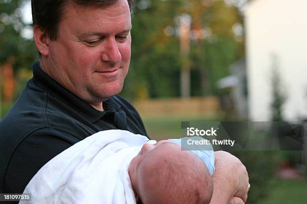 Orgulhoso Papa - Fotografias de stock e mais imagens de Filho - Filho, Pai, Abraçar