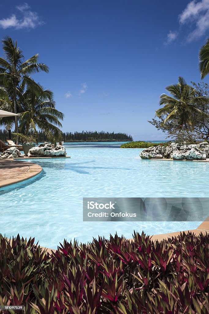 Piscina Infinity al Resort tropicale in una giornata di sole perfetto - Foto stock royalty-free di Laguna