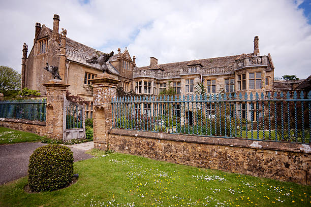 istock Entrance to English stately home 181097635