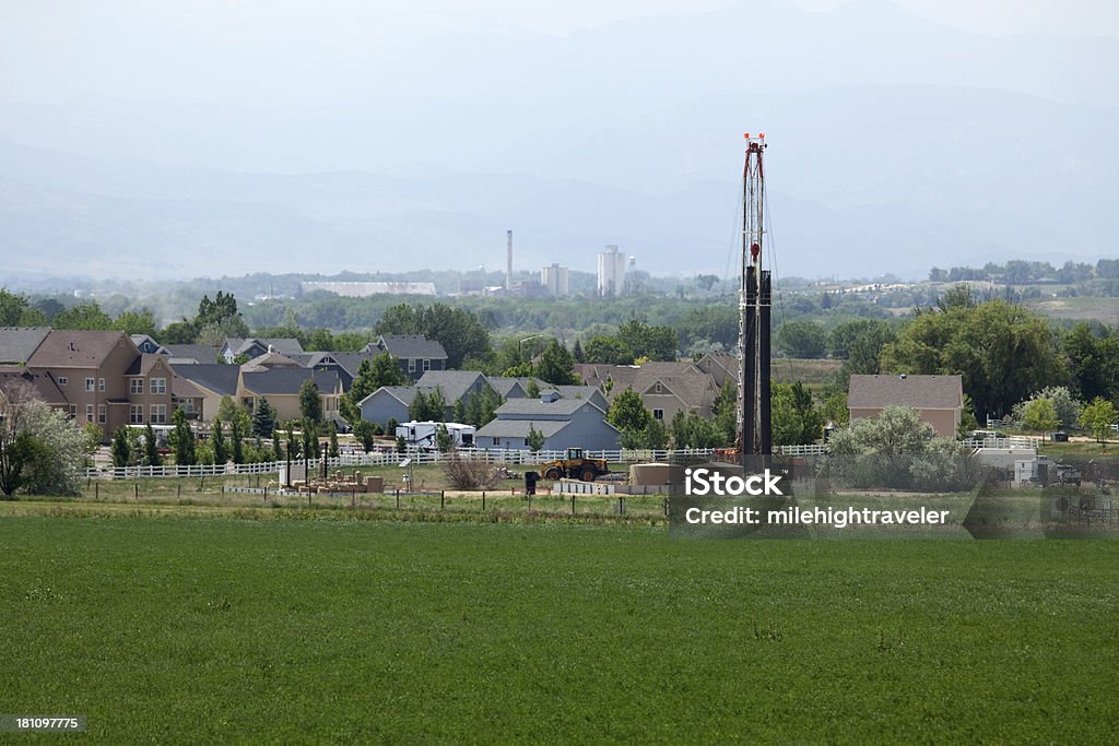 Casas y gas natural Taladro equipo Frederick, Colorado - Foto de stock de Fracking libre de derechos