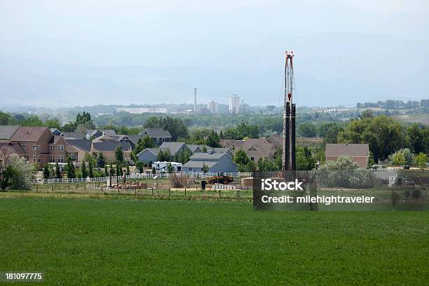 Casas Y Gas Natural Taladro Equipo Frederick Colorado Foto de stock y más banco de imágenes de Fracking