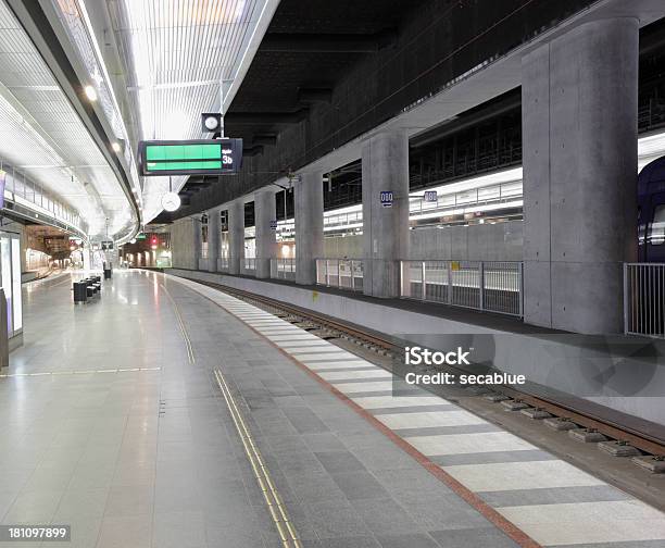 Estación Central De Malmo Foto de stock y más banco de imágenes de Andén de estación de metro - Andén de estación de metro, Andén de estación de tren, Creación humana