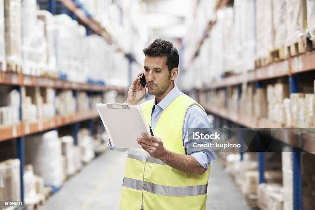 Человек с буфер обмена в складе - Стоковые фото Работник склада роялти-фри