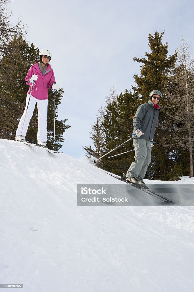 Glückliches Paar im Schnee - Lizenzfrei Erwachsene Person Stock-Foto