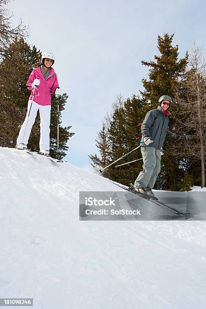 Glückliches Paar Im Schnee Stockfoto und mehr Bilder von Erwachsene Person - Erwachsene Person, Erwachsener über 30, Europäischer Abstammung