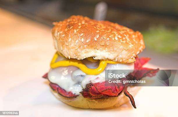 Sanduíche De Carne De Vaca - Fotografias de stock e mais imagens de Alface - Alface, Almoço, Assado