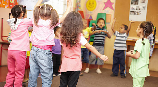 danza di eliminare tutta l'energia! - circle child preschool preschooler foto e immagini stock