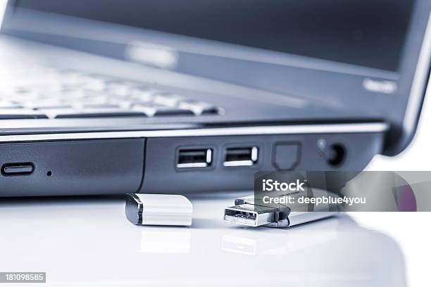 Usb スティックノートパソコン - USBケーブルのストックフォトや画像を多数ご用意 - USBケーブル, ノートパソコン, 棒切れ