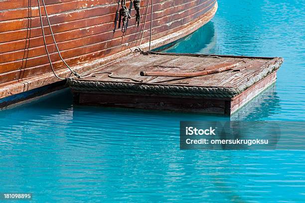 Plataforma Flotante Foto de stock y más banco de imágenes de Agua - Agua, Balsa, Sin personas