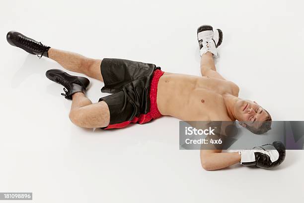 Inconsciente Boxer Deitada No Chão - Fotografias de stock e mais imagens de Boxe - Desporto - Boxe - Desporto, Knockout, Vista de Cima