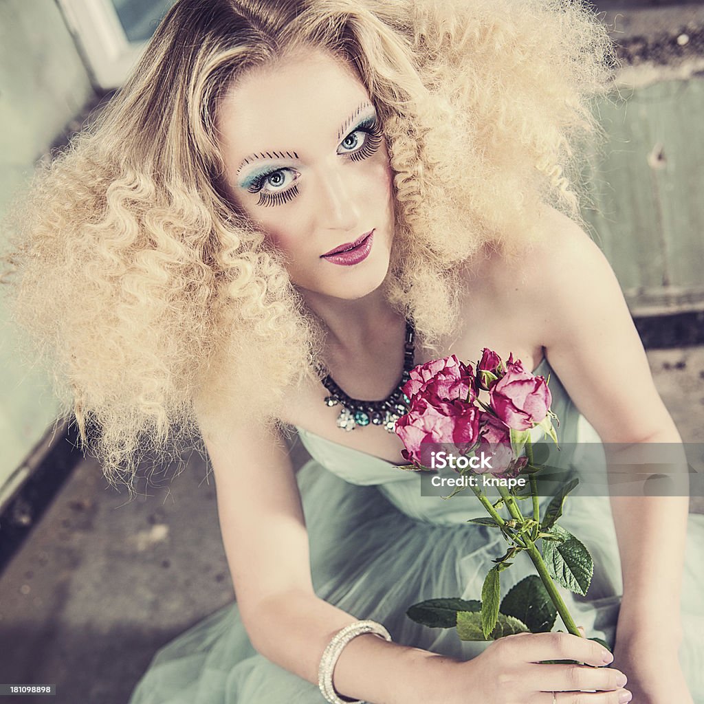 Belle femme avec une coiffure créative - Photo de 18-19 ans libre de droits