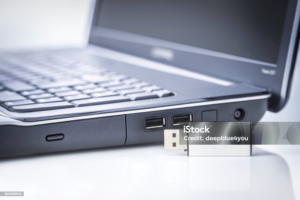 stick usb e laptop - Foto stock royalty-free di Chiave USB