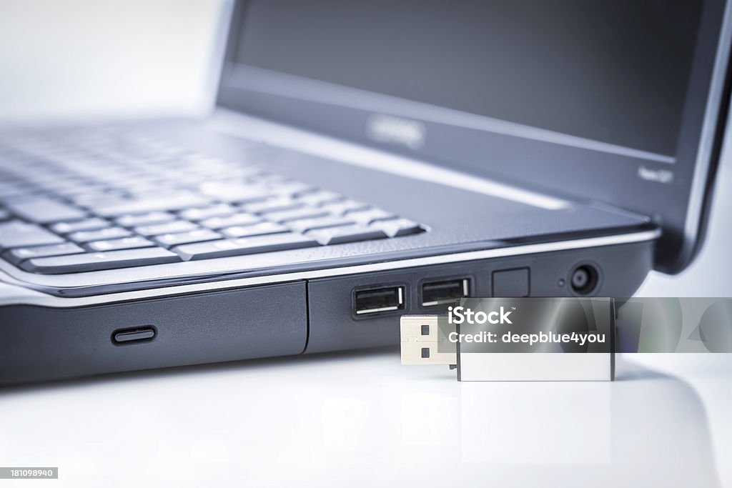 usb и ноутбук - Стоковые фото Флешка роялти-фри