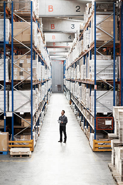 istock In charge of warehouse maintenance 181099110