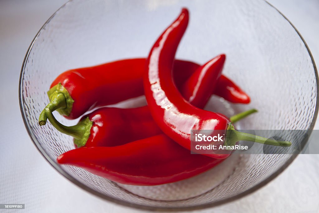 Rouge chili peppers dans un bol - Photo de Aliment libre de droits