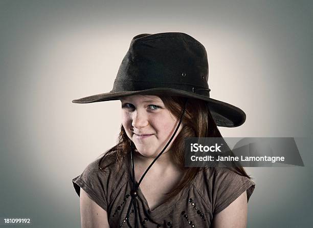 Retrato De Joven Cowgirl Foto de stock y más banco de imágenes de 10-11 años - 10-11 años, Adolescente, Alegre