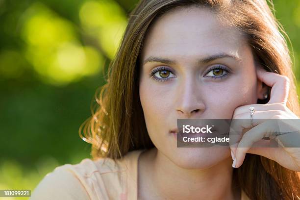 Photo libre de droit de Jolie Femme Regardant La Caméra banque d'images et plus d'images libres de droit de 25-29 ans - 25-29 ans, Adulte, Bague de fiançailles