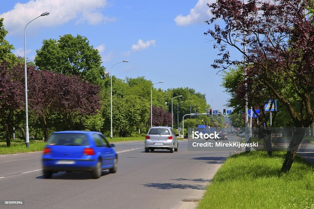 Miejska Scena, samochody się do skrzyżowania z sygnalizacją świetlną - Zbiór zdjęć royalty-free (Asfalt)