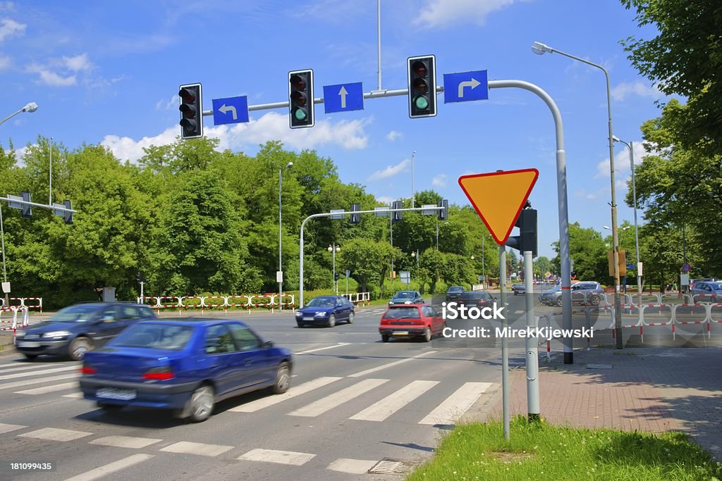 Escena urbana, coches, cruce la intersección con semáforos - Foto de stock de Calle de empalme libre de derechos