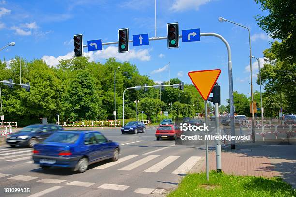 Escena Urbana Coches Cruce La Intersección Con Semáforos Foto de stock y más banco de imágenes de Calle de empalme